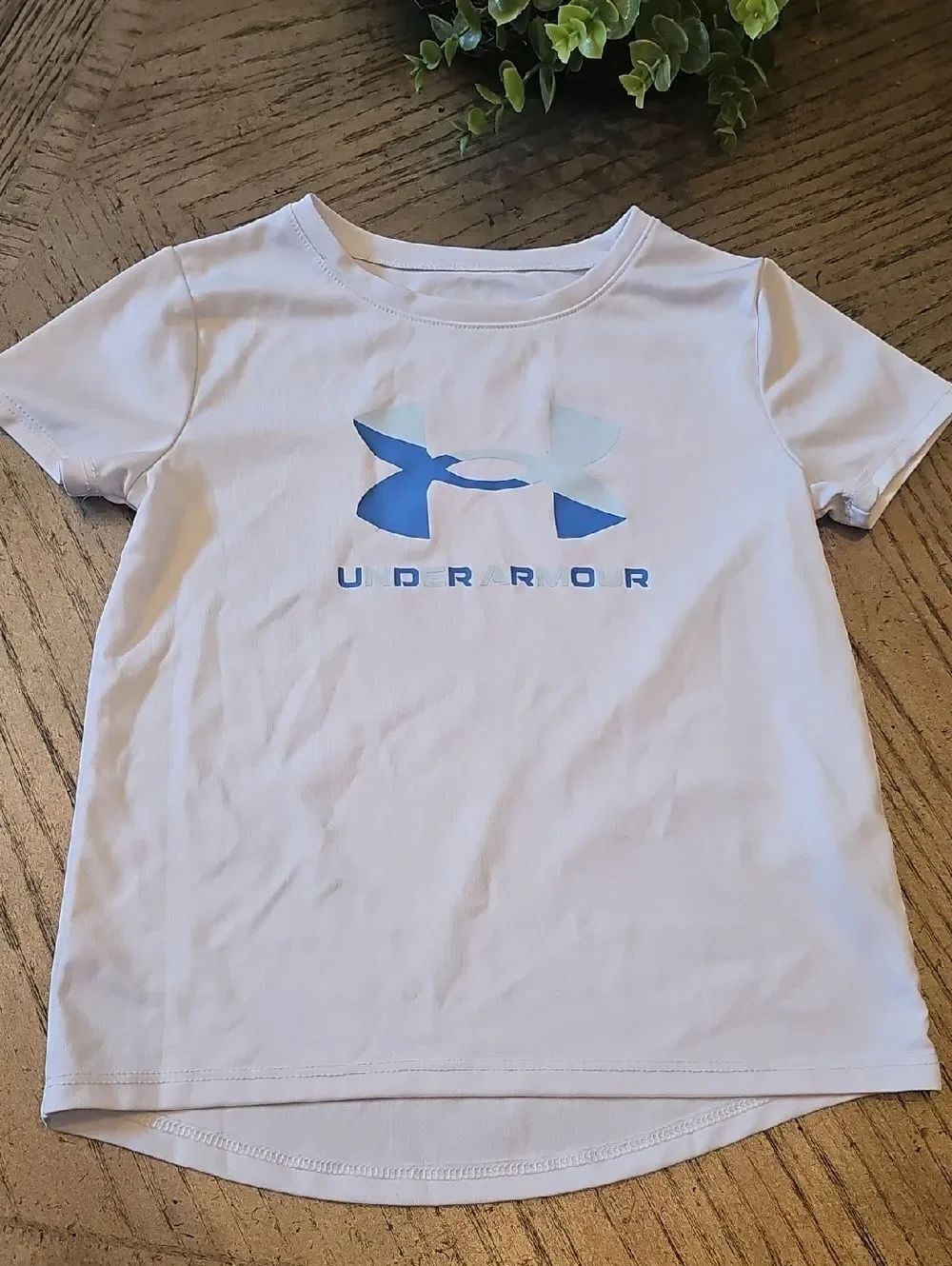 Under Armour White Kids Short Sleeve Tee with Blue Logo Size 6